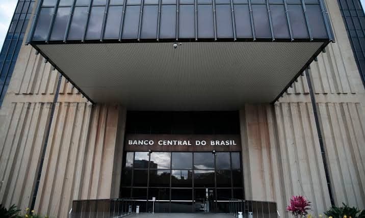 Banco Central de Brasil baja intereses pero alerta riesgos