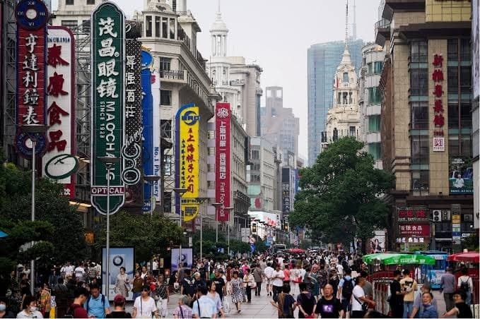 China espera señales de consumo e inversión para reactivar su economía