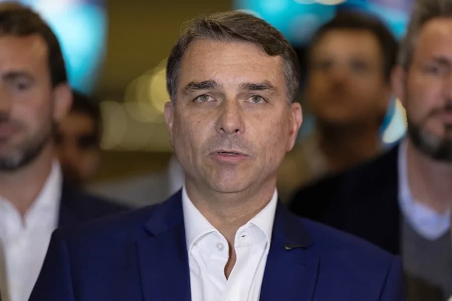 Flávio Bolsonaro da la vuelta al escenario electoral frente a Lula
