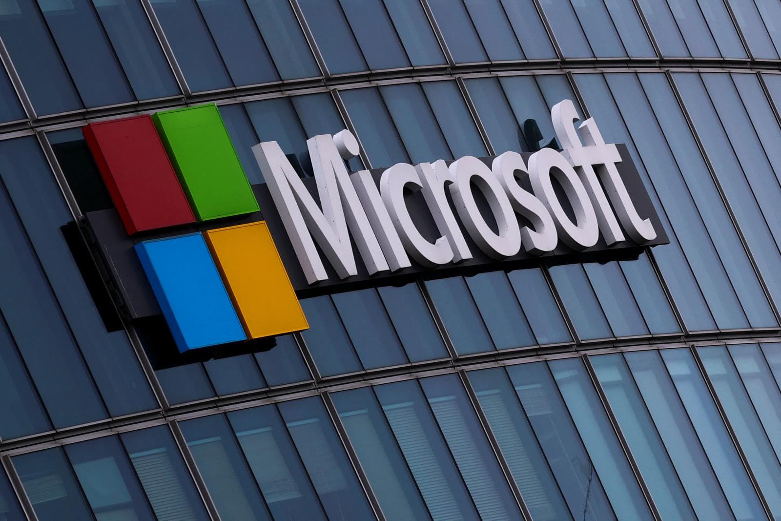Grok llegará a Word, Excel y PowerPoint mediante un programa piloto