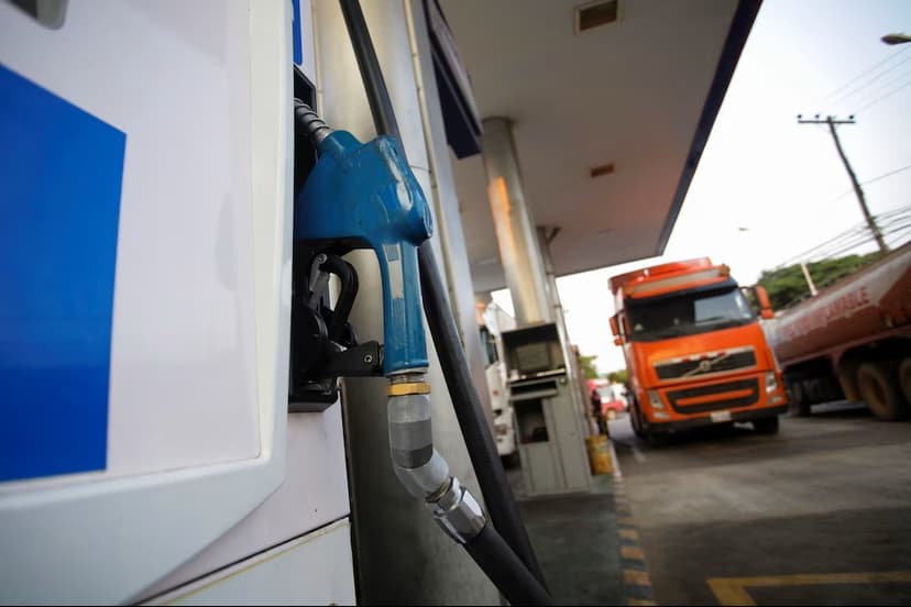 Bolivia opera con el combustible "al límite" por la falta de divisas, según el Gobierno