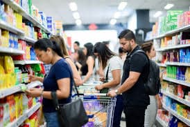 Pesimismo avanza entre empresas y consumidores durante abril