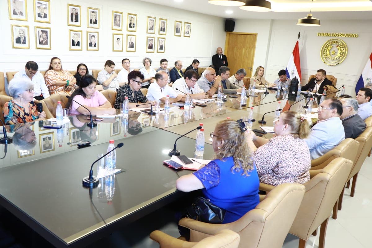 Docentes endurecen postura ante reforma de la Caja Fiscal y exigen “transparencia total”