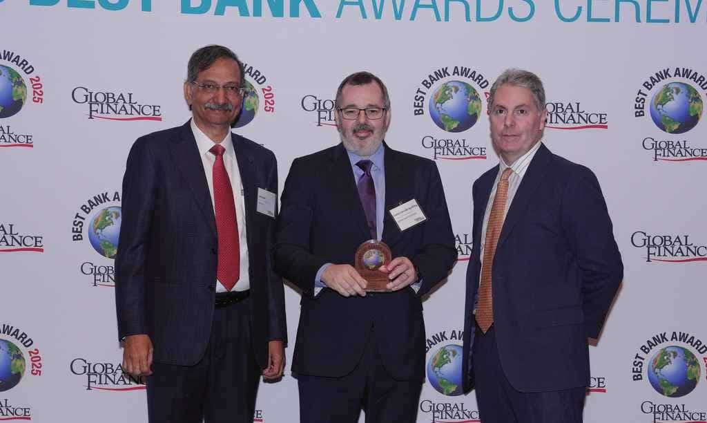 Titular del BCP recibe el premio de “Mejor Banquero Central del Mundo 2025”