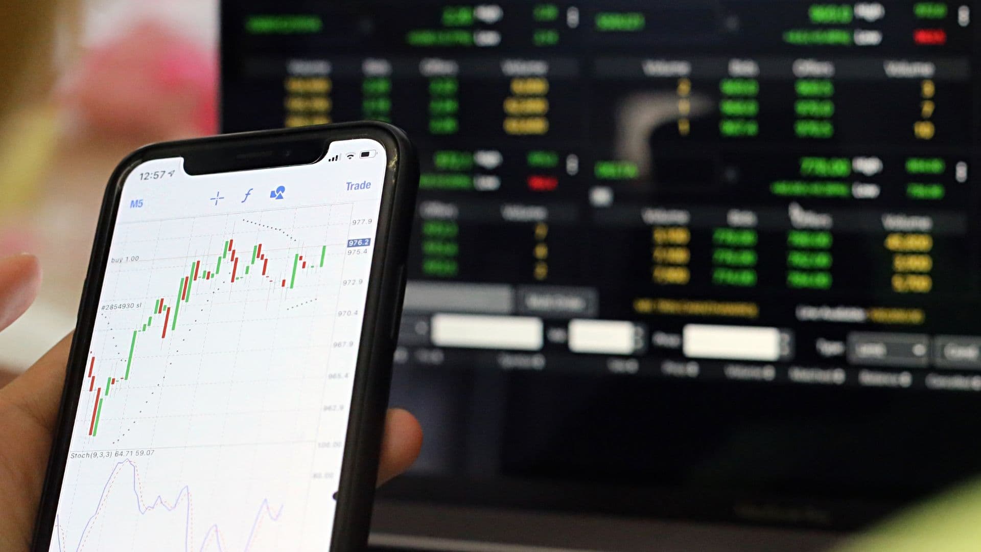 Ibex 35 sube y supera los 18.300 puntos en España