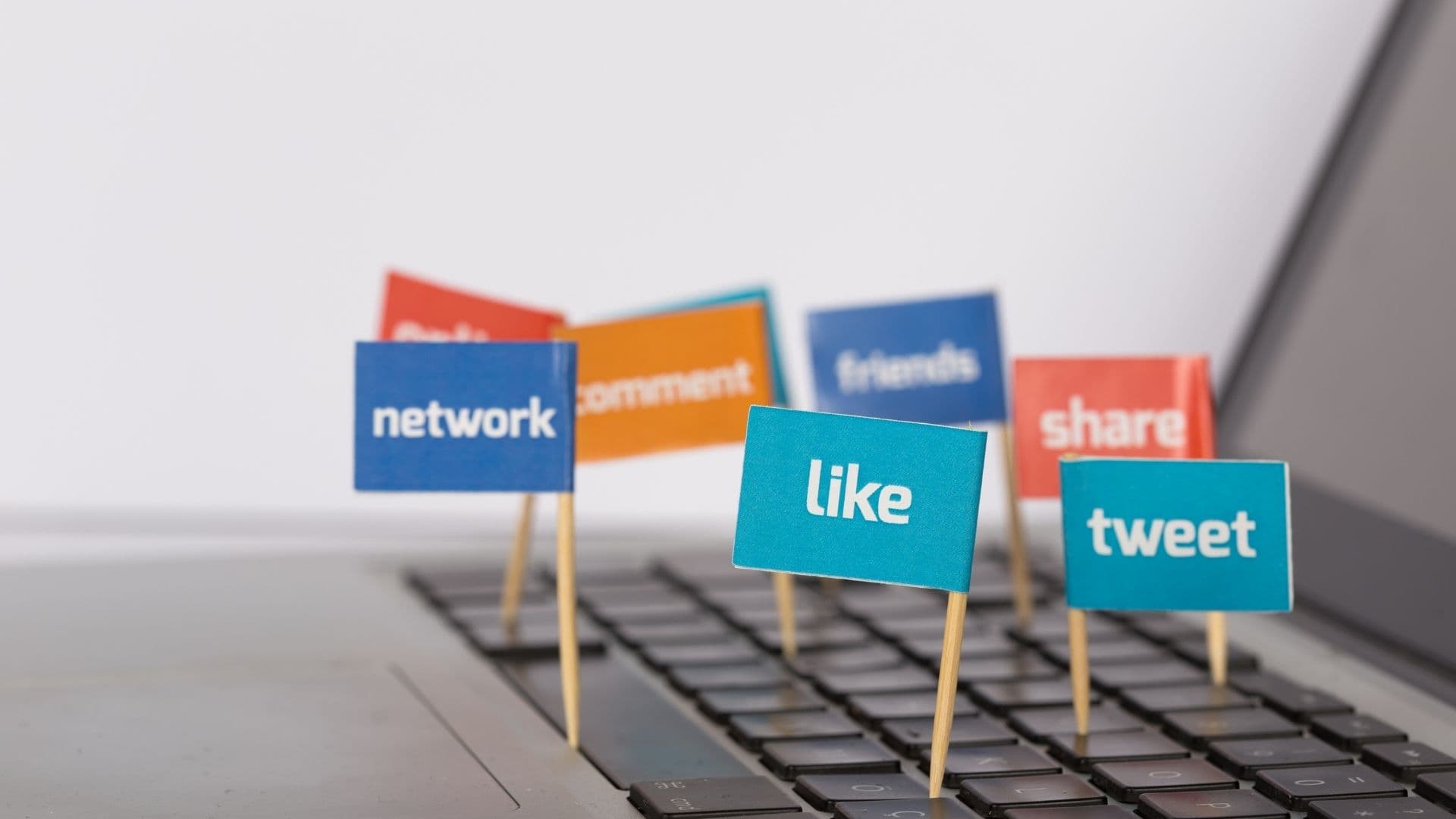 España prohibirá el acceso a redes sociales a menores de 16 años