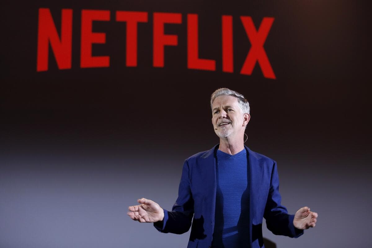 Acciones de Netflix se desploman ante las previsiones, mientras el fundador dimite