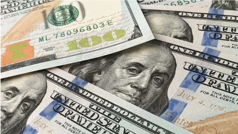 Dólar cerraría el año en torno a G. 7.175, según la EVE, a diferencia de otras proyecciones 