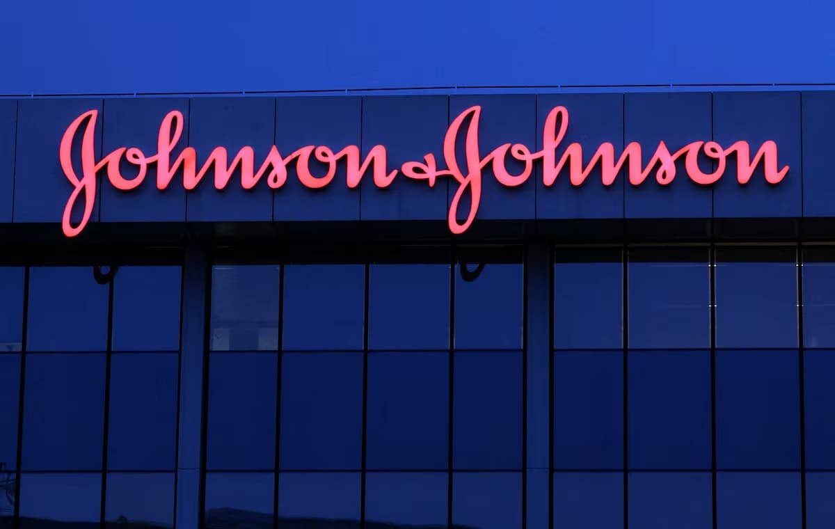 Johnson & Johnson reporta caída del 96% en ganancias pero eleva su previsión anual