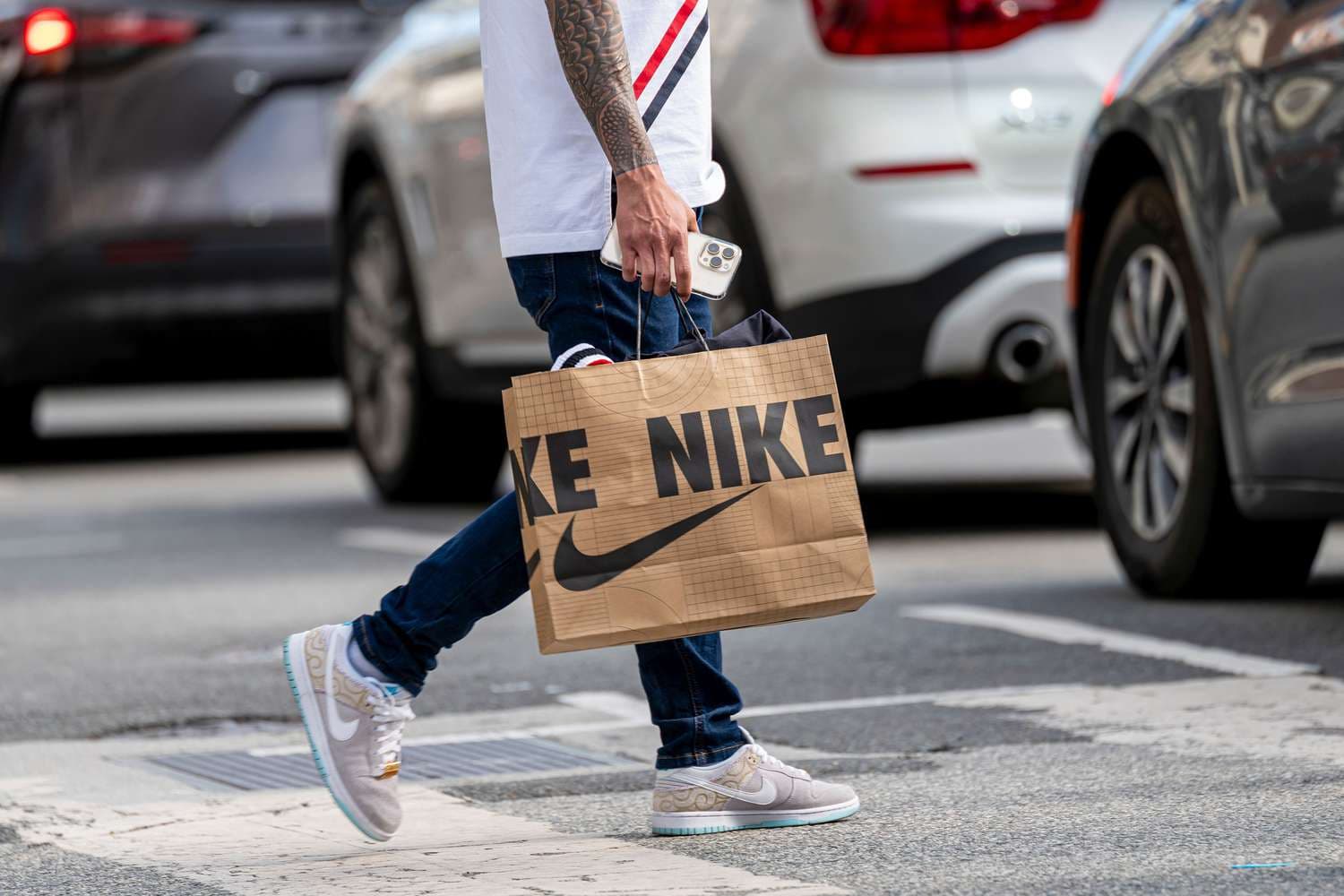 Las acciones de Nike se desplomaron después de ofrecer perspectivas pesimistas
