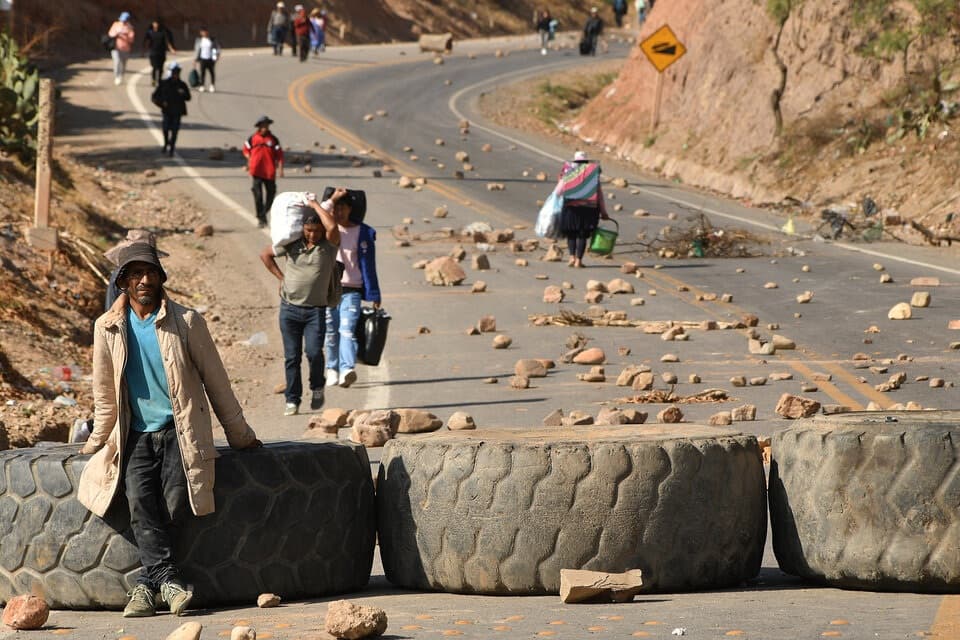 Gobierno de Bolivia y sindicatos pactan nuevo decreto sobre combustibles y fin de bloqueos