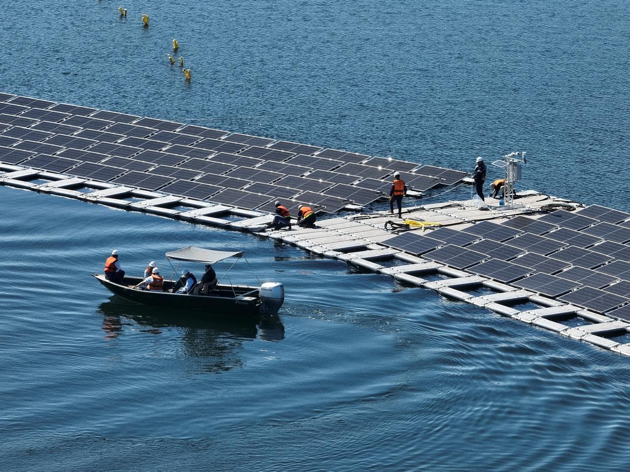 Avanza montaje de la primera planta solar flotante en embalse de Itaipú