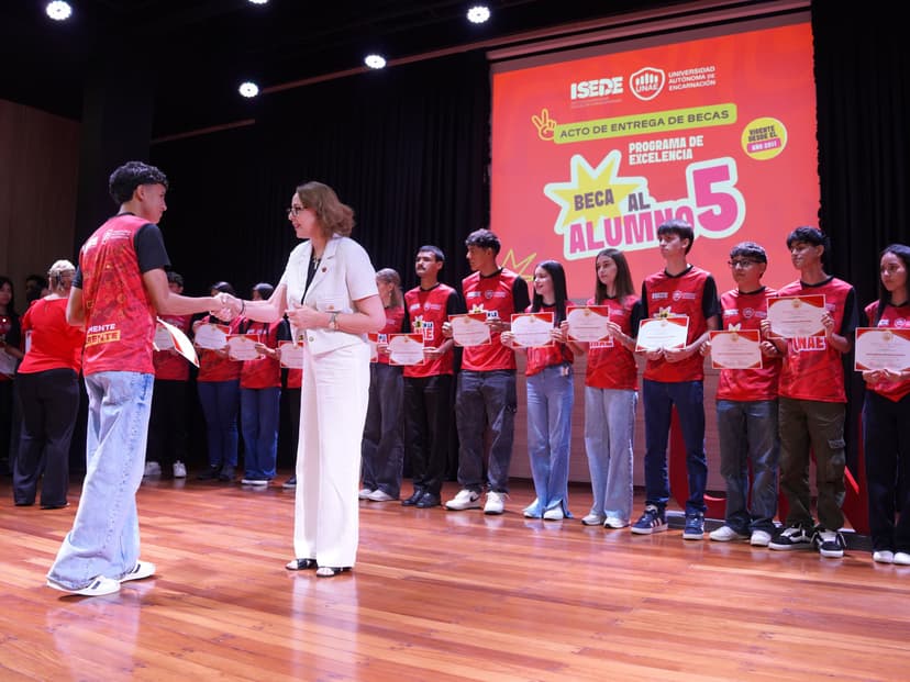 UNAE entregó más de 40 becas en su Programa de Excelencia Académica 2026