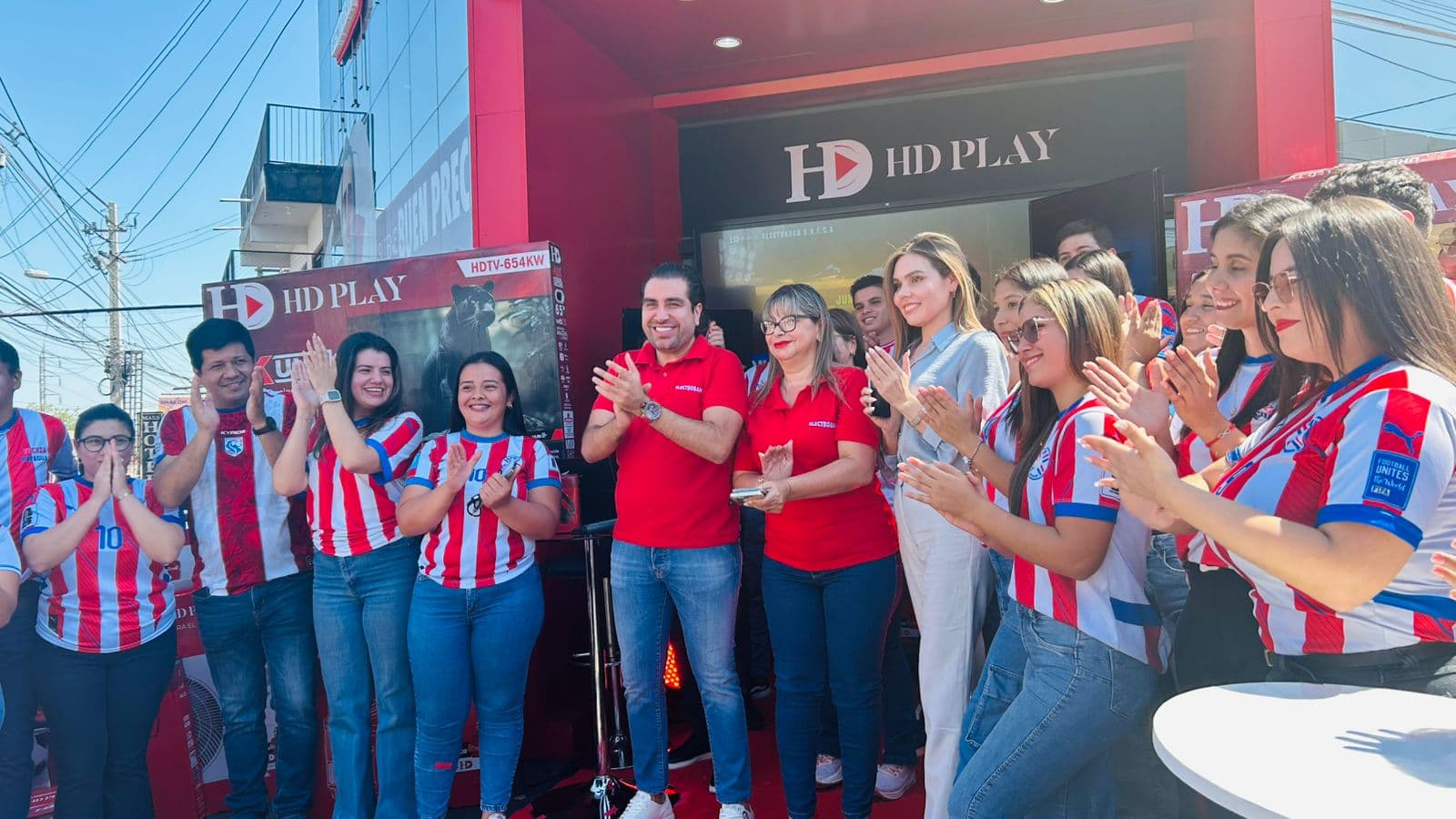 Electroban premió la fidelidad de sus clientes con el sorteo de un viaje al Mundial