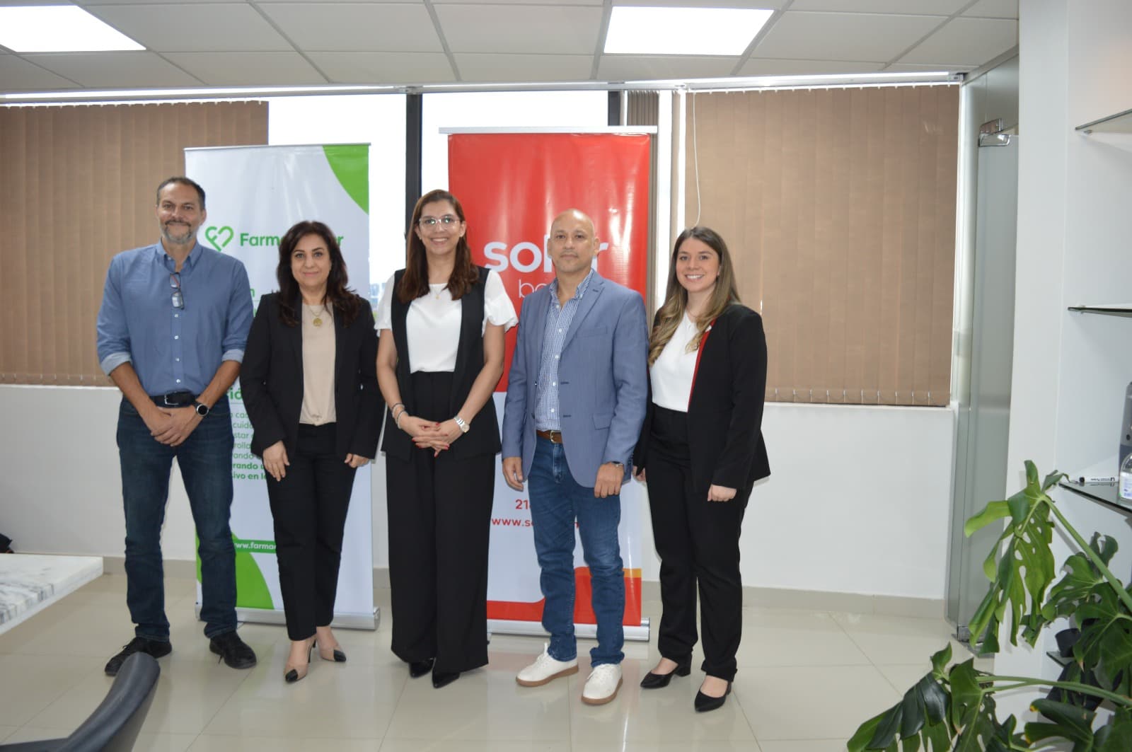 Solar Banco y Farmacenter firman alianza para brindar beneficios con tarjetas de crédito