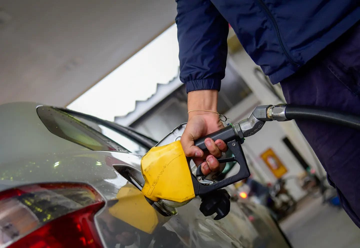 Uruguay congela precios de combustibles pese al alza internacional del petróleo