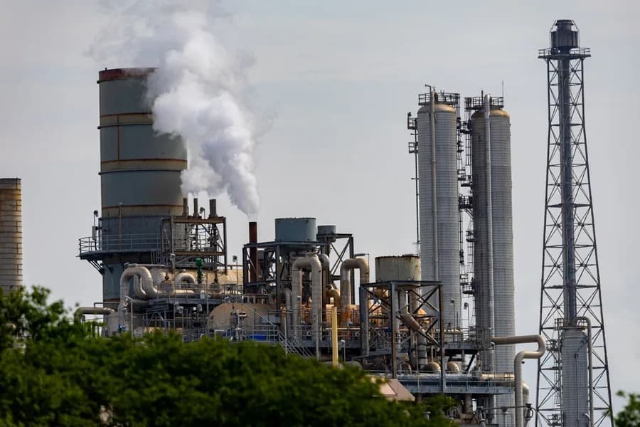 La demanda mundial de petróleo caerá un 2,6 millones de barriles diarios en 2026