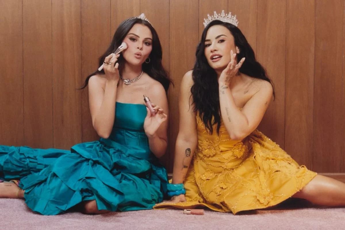 Rare Beauty apuesta al marketing nostálgico con Selena Gomez y Demi Lovato